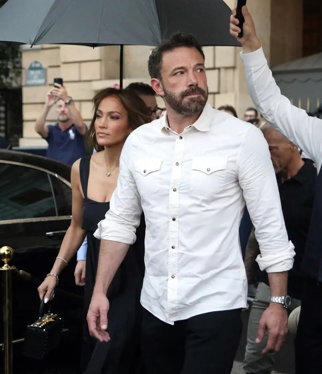 Jennifer Lopez thấy "nhẹ nhõm" sau khi đệ đơn ly hôn Ben Affleck - Ảnh 1.