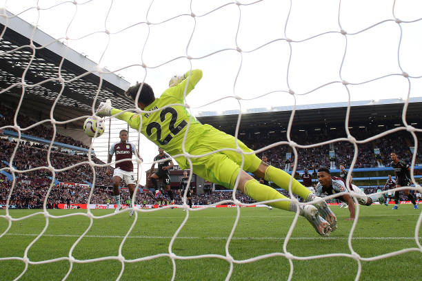 David Raya xuất sắc cản phá quả đánh đầu cận thành của Watkins, giúp Arsenal hạ Aston Villa 2-0 ở vòng 2 Ngoại hạng Anh