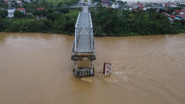 Vụ sập cầu Phong Châu (Phú Thọ): Phó Thủ tướng Hồ Đức Phớc trực tiếp kiểm tra tại hiện trường - Ảnh 1.